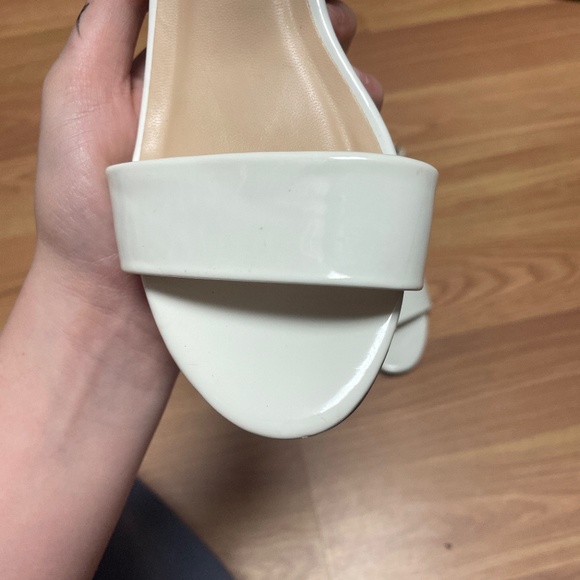 White kids slightly used heels - Picture 2 of 8